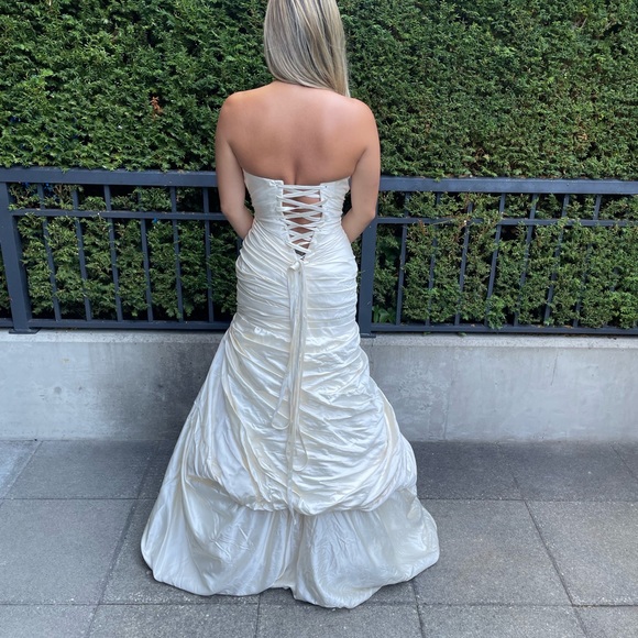 Ivory Silk Wedding Gown by Kleinfelds’s Top Designer Pnina Tornai - Picture 6 of 10